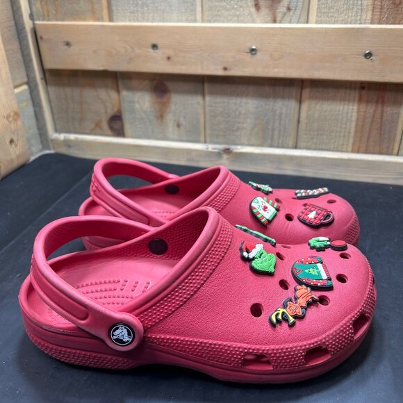 Red Crocs Classic Clog Shoes Grinch & Holiday Jibbitz Charms Mens 6 Womens 8 - Picture 2 of 7